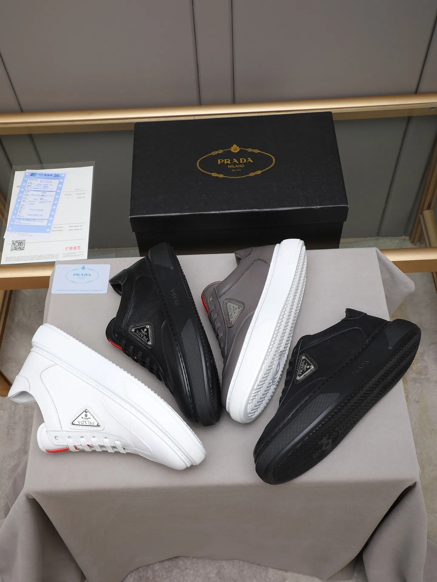 PP460 Prada/Prada men's new casual shoes, this upper is made of imported calfskin + sheep lining! The outside is decorated with the P family's classic metal triangle enamel logo, and the outsole is made of non-slip sports foam ultra-light outsole, which feels good on the feet and is a fashionable and fashionable item!  Size: 38-44 (45 customized)